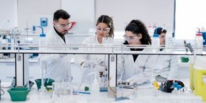 επιστήμονες σε εργαστήριο