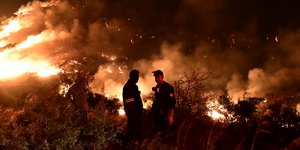 Μαίνεται η μεγάλη φωτιά στην Εύβοια