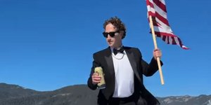 Μαρκ Ζούκερμπεργκ: Λέει «χρόνια πολλά Αμερική» κάνοντας σερφ ενώ πίνει μπίρα και κρατά σημαία των ΗΠΑ [βίντεο]