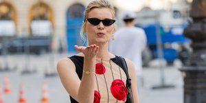 Καλεσμένη σε γάμο: 3 φορέματα σε έκπτωση που θα σας χρήσουν ως την πιο καλοντυμένη