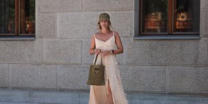 Γυναίκα με nude μάξι φορεμα 