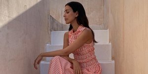 To φόρεμα με σφηκοφωλιά είναι το πιο κολακευτικό του καλοκαιριού και βρίσκεται ήδη στη ντουλάπα των fashionistas