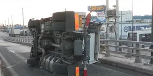 To φορτηγό που ανετράπη