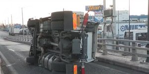 To φορτηγό που ανετράπη