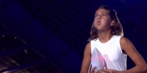 Η Φωτεινή Παπαλεωνιδοπούλου σβήνει τη φλόγα στους Ολυμπιακούς Αγώνες της Αθήνας το 2004