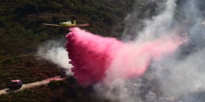 Αεροπλάνο επιχειρεί στη φωτιά στην Εύβοια