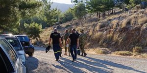 Πυροσβέστες μαζί με εθελοντές του στρατού περιπολούν τα δάση της Κρήτης