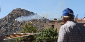 Ηλικιωμένος παρακολουθεί από μακριά φωτιά στη Κρήτη