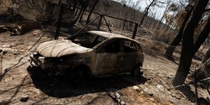 Καταστροφές άφησε στο πέρασμά της η φωτιά στη Σταμάτα