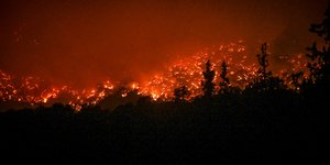 Πύρινο μέτωπο τη νύχτα