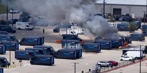 Τα αυτοκίνητα της Amazon πήραν φωτιά