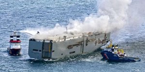 Φωτιά σε πλοίο μεταφοράς αυτοκινήτων 