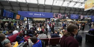 Ταξιδιώτες περιμένουν στον σταθμό Gare de L'Est του Παρισιού στη Γαλλία