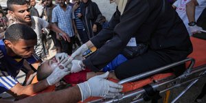Πρώτες βοήθειες σε παιδί που τραυματίστηκε από τον βομβαρδισμό σχολείου στη Γάζα