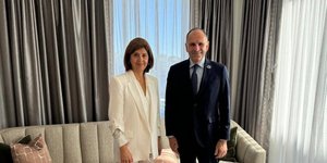 Ο Γιώργος Γεραπετρίτης με την απεσταλμένη του ΟΗΕ στη Κύπρο