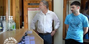 O Γερουλάνος δίπλα στους εθελοντές του Υμηττού