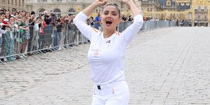 Η Σάλμα Χάγιεκ λαμπαδηδρόμος της Ολυμπιακής Φλόγας 