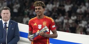 Ο 17χρονος Γιαμάλ βραβεύτηκε ως ο καλύτερος νέος παίκτης του Euro 2024