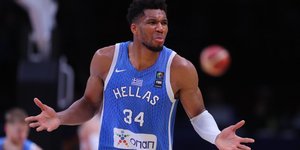 Ο Γιάννης Αντετοκούνμπο με τη φανέλα της Εθνικής Μπάσκετ 
