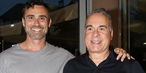 Ο Γιώργος Καπουτζίδης και ο Φώτης Σεργουλόπουλος μοιράστηκαν μία χιουμοριστική στιγμή επί σκηνής