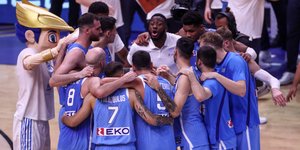 Πανηγύρια των παικτών της Εθνικής Μπάσκετ μετά τη πρόκριση στους Ολυμπιακούς Αγώνες