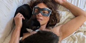 Η Χάλι Μπέρι ξαπλωμένη τόπλες με δύο γάτες