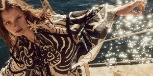 Μοντέλο με εμπριμε φόρεμα