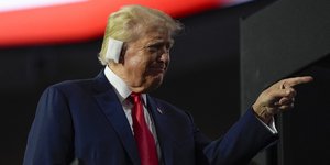 Πρώτη εμφάνιση Τραμπ με επίδεσμο στο αφτί