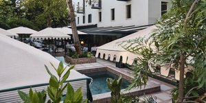 ομπρέλες κτίριο ξενοδοχείο κήπος πισίνα Κηφισιά The Twenty One