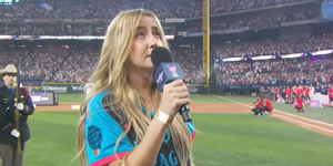 Η Ινγκριντ Αντρες τραγουδά τον εθνικό ύμνο των ΗΠΑ