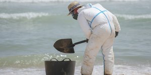 Ισπανία: Τρεις παραλίες έκλεισαν εξαιτίας μιας πετρελαιοκηλίδας