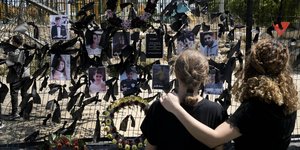Μέλη της μειονότητας των Δρούζων επισκέπτονται ένα αυτοσχέδιο μνημείο για τα 12 παιδιά και εφήβους που σκοτώθηκαν σε επίθεση με ρουκέτα σε γήπεδο ποδοσφαίρου, στο χωριό Majdal Shams, στα υψώματα του Γκολάν