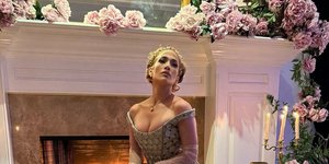 Η Τζένιφερ Λόπεζ σαν βασίλισσα Σάρλοτ στο πάρτι γενεθλίων της 