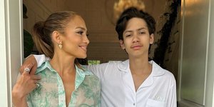 Τέλος το quiet luxury -H Τζένιφερ Λόπεζ υιοθετεί την «rich mom» αισθητική με φόρεμα Dior