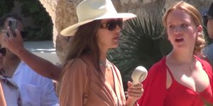 Η Τζέσικα Άλμπα φαίνεται πως δυσκολεύεται με τις υψηλές θερμοκρασίες της Ελλάδας