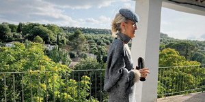 Μπερές και κομψότητα: Η πιο ξεχωριστή καλεσμένη του καλοκαιριού