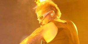 Πήραν φωτιά τα μαλλιά τραγουδιστή την ώρα της συναυλίας