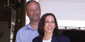 Η αντιπρόεδρος των ΗΠΑ, Καμάλα Χάρις και ο σύζυγός της, Ντάγκλας Έμχοφ