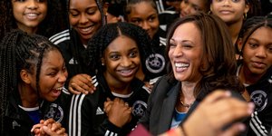 Πώς η Κάμαλα Χάρις προσεγγίζει ήδη την Gen Z μέσω των memes