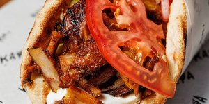 Γύρος με στιλ: Ο Χριστόφορος Πέσκιας επανασυστήνει το σουβλάκι με αβοκάντο και γιαούρτι