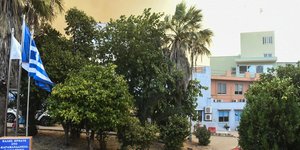 Το Καραμανδάνειο νοσοκομείο στη Πάτρα με καπνούς