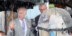 Ο Κάρολος βοηθά την Καμίλα με το παλτό της 