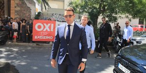 Κασσελάκης και πίσω πανό της Αυγής