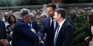 Χειραψία Κουτσούμπα - Κασσελάκη υπό το βλέμμα Ανδρουλάκη