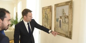 Ο Στέφανος Κασσελάκης δείχνει πίνακα