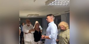 Μετά από πολύωρη αναμονή, πολίτες συνάντησαν τον Στέφανο Κασσελάκη σε ομάδες -«Έμαθα πολλά σήμερα»