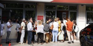 Πολίτες στην Κουμουνδούρου για να συναντήσουν τον Στ. Κασσελάκη