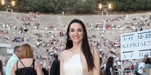 Η Κατερίνα Ευαγγελάτου με μάξι nude φόρεμα