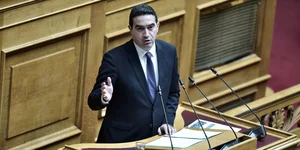 Ο βουλευτής του ΠΑΣΟΚ Μιχάλης Κατρίνης στο βήμα της ολομέλειας