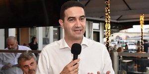 Ο βουλευτής Ηλείας του ΠΑΣΟΚ Μιχάλης Κατρίνης, σε ομιλία στην Σύρο